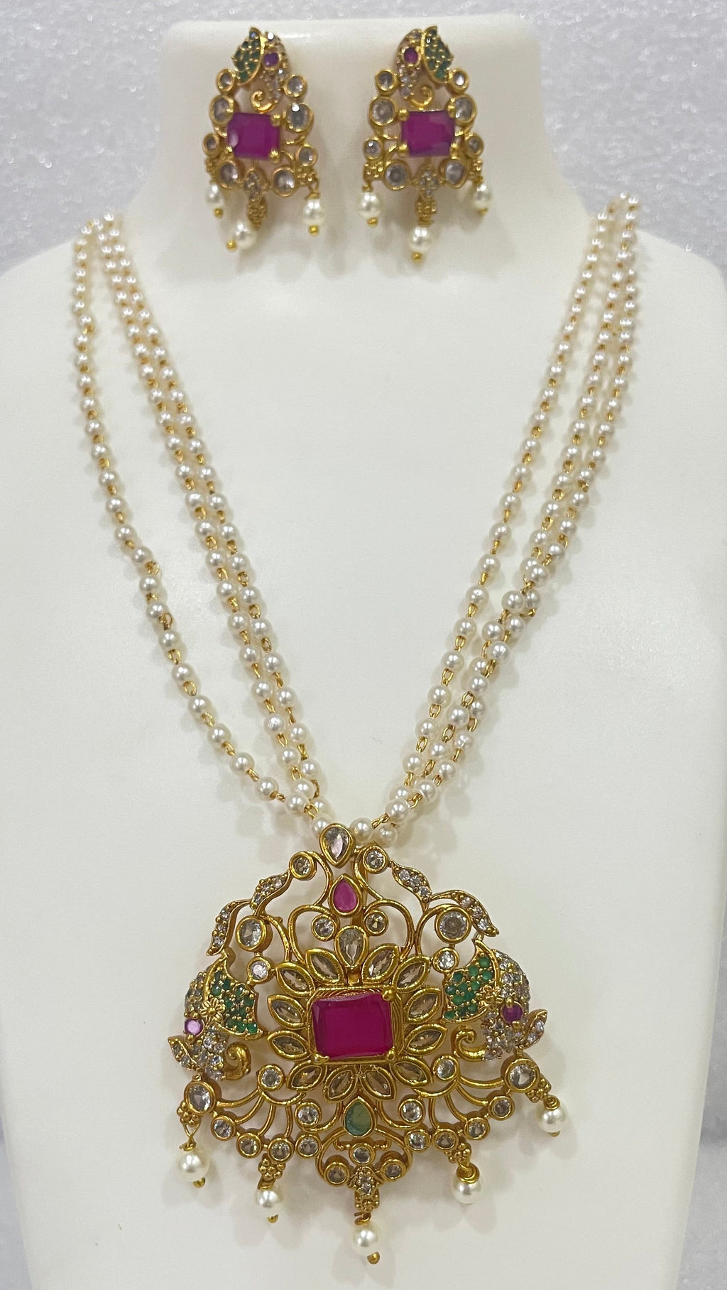 Anitque finish red green locket set with 3 layered pearl strands L1111 1111