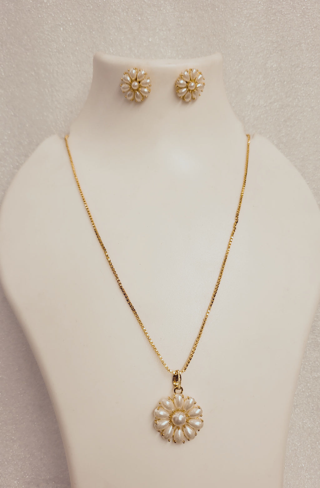 Round Moti Locket with Pan Shape Pearls m701 701
