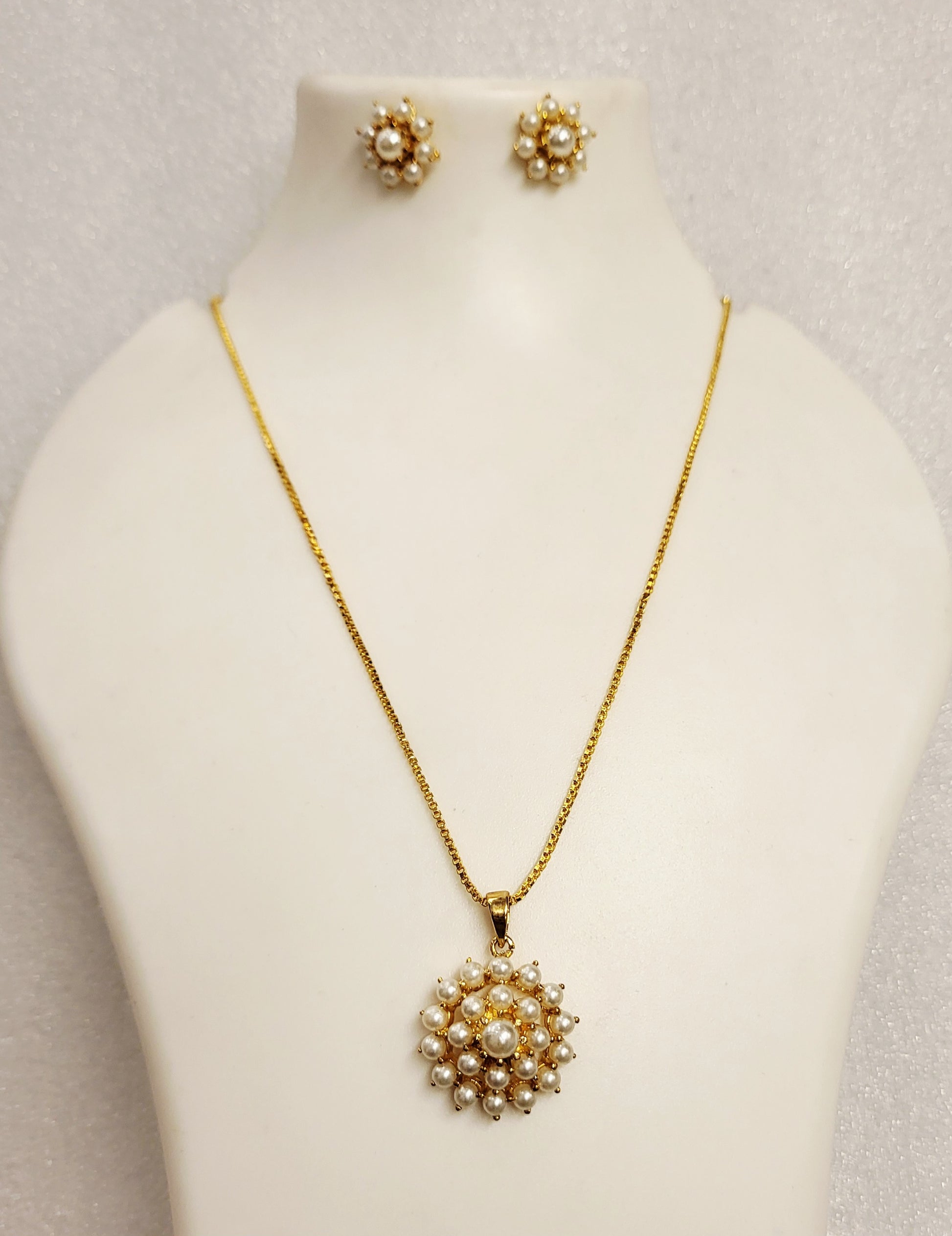 Round Pearls Locket Set in Chain m685 685