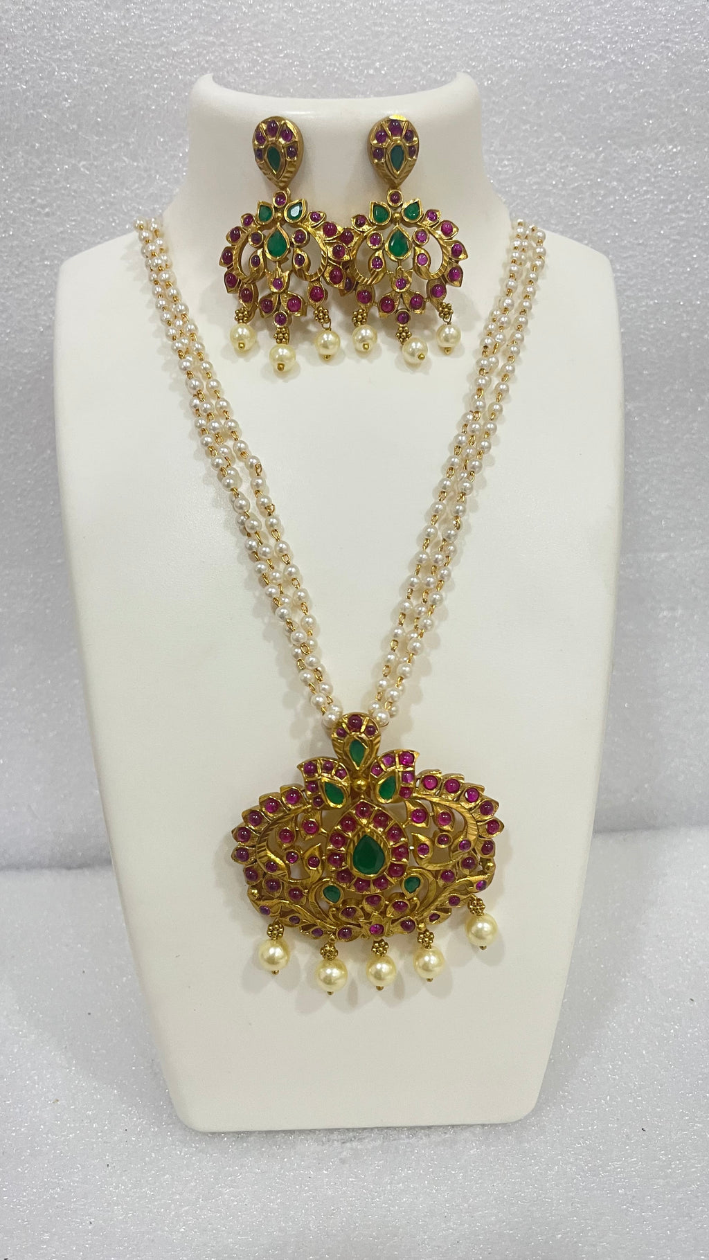 Anitque finish red green locket set with 3 layered pearl strands L1114 1114