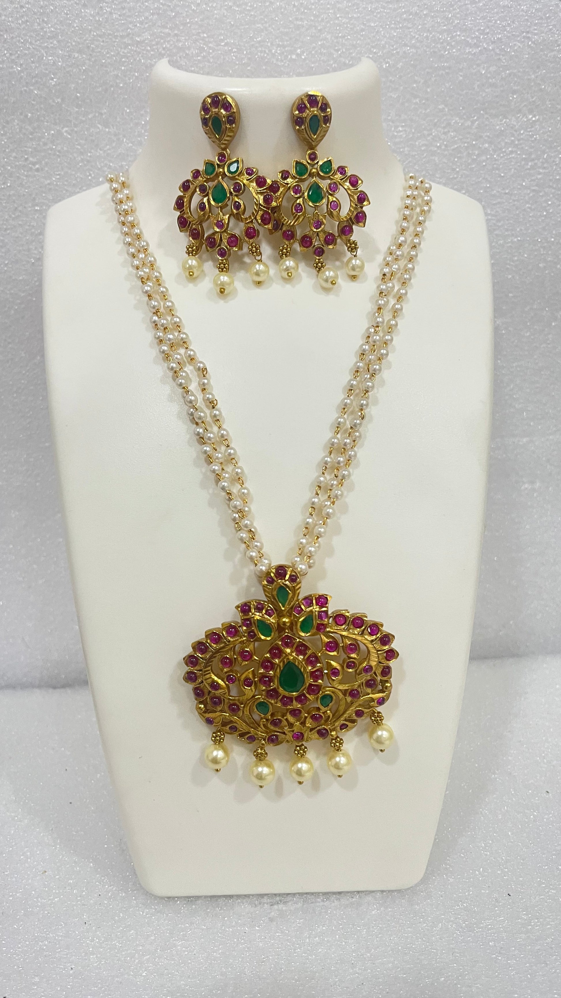 Anitque finish red green locket set with 3 layered pearl strands L1114 1114