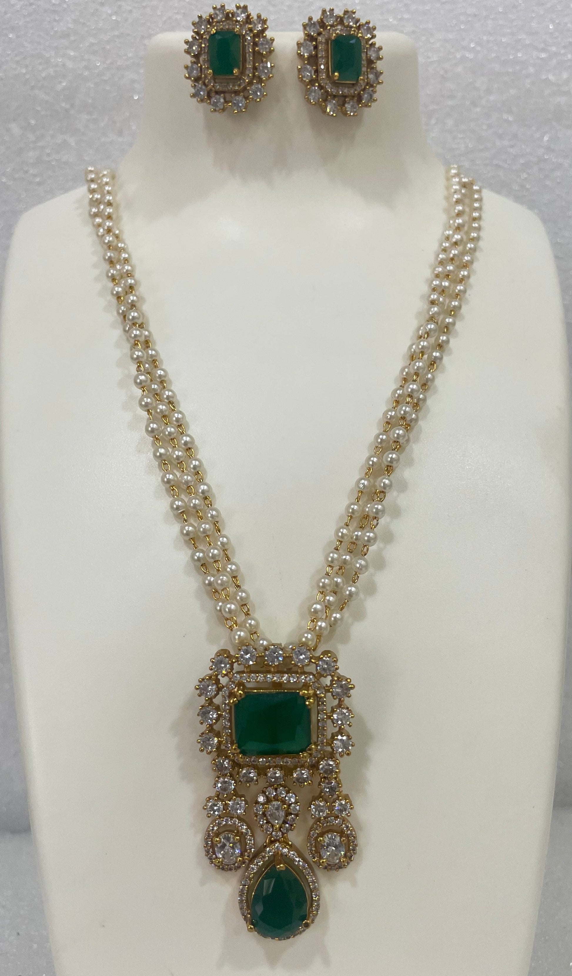 AD single stone locket set with 3 layered pearl strand L1109 1109