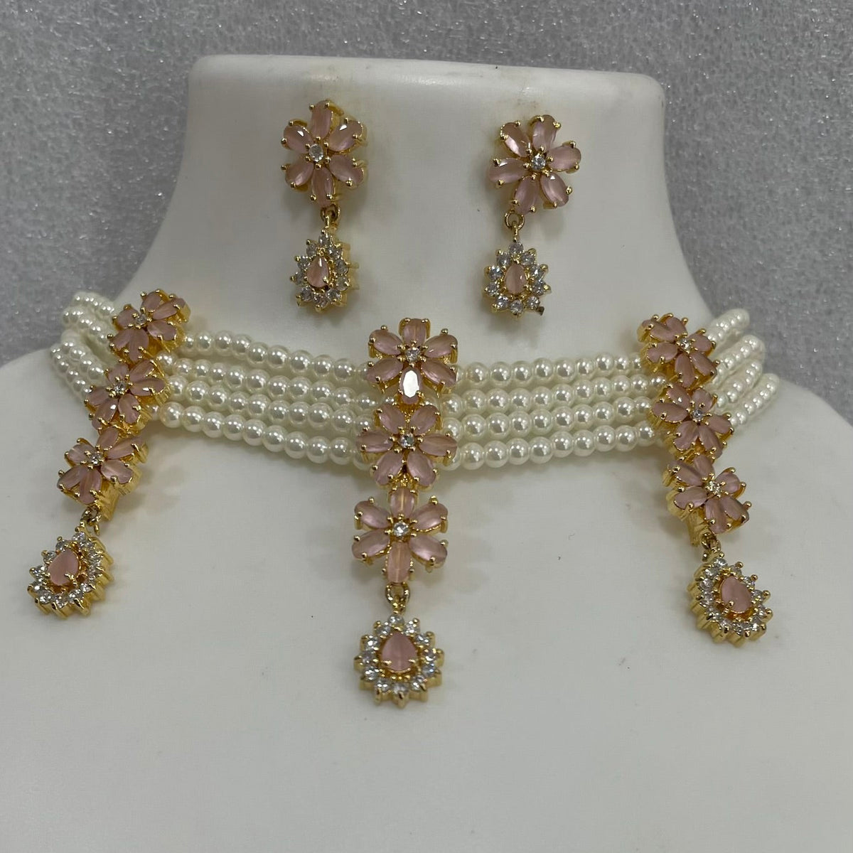 Baby pink dangler choker CH1116