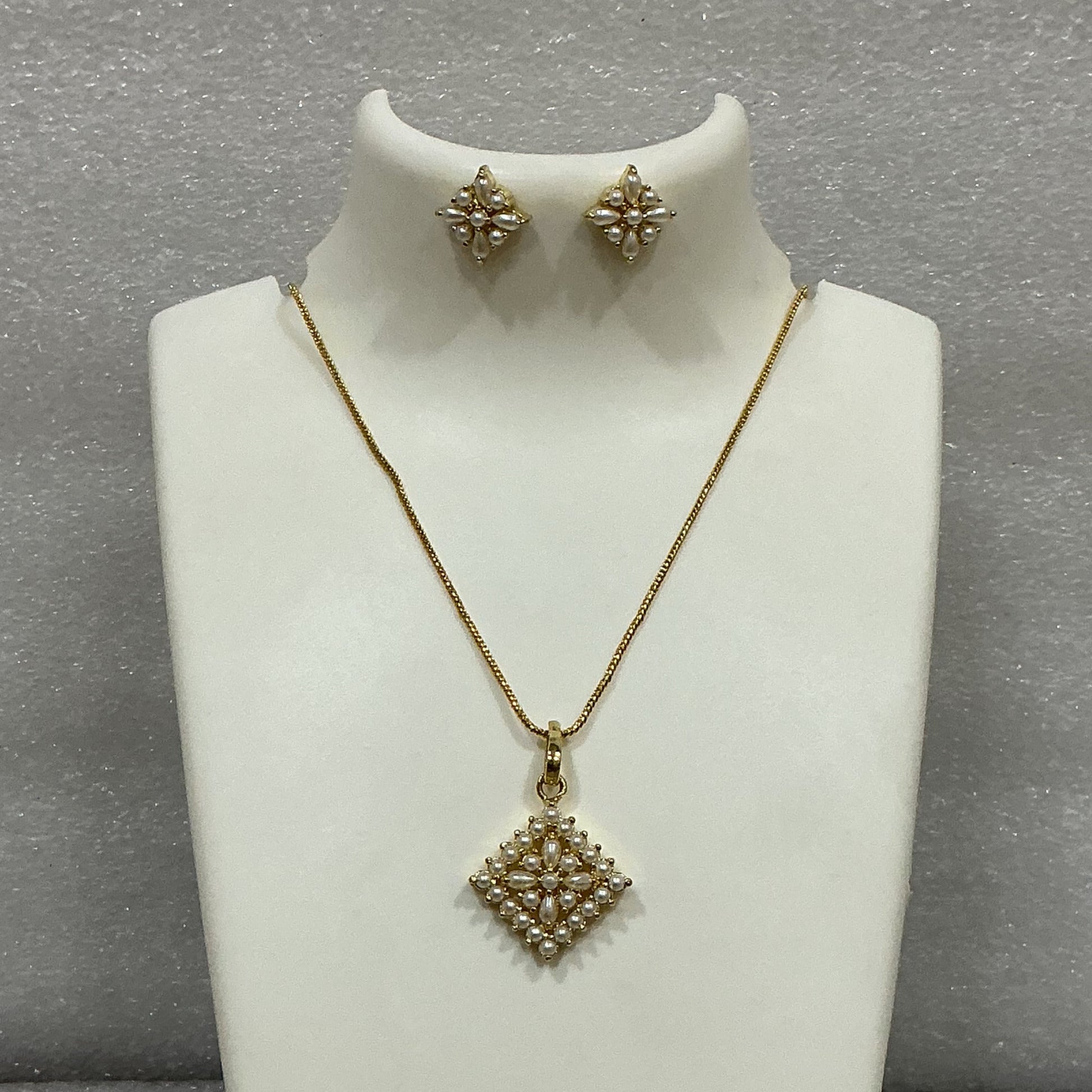 Pearl Locket set with chain mKj448 m448 448