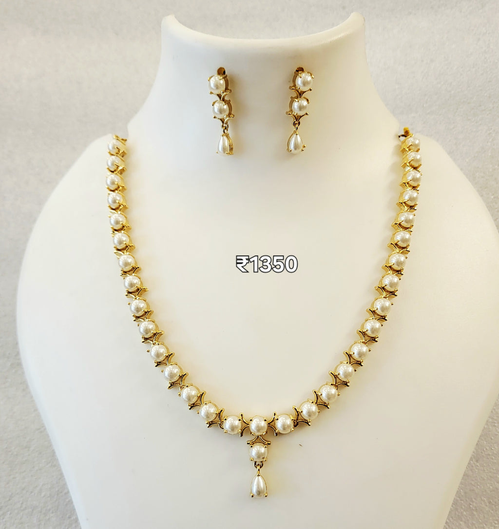 Pearl Necklace With V Design m555