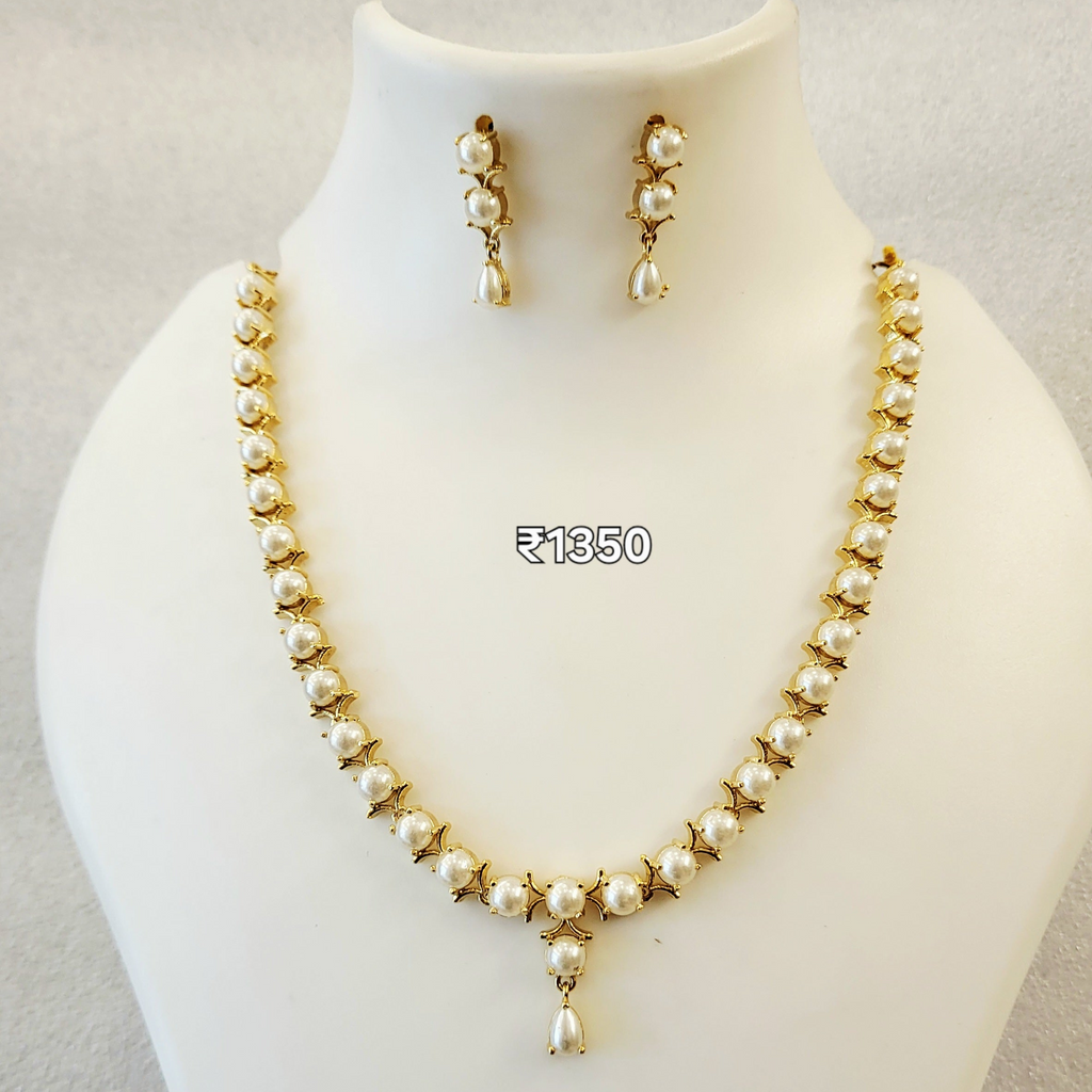 Pearl Necklace With V Design m555 555